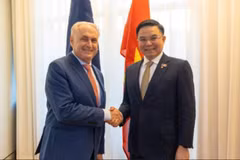 Le ministre vietnamien de l’Industrie et du Commerce, Lê Manh Hung (à droite) et le ministre australien du Commerce et du Tourisme, Don Farrell, se serrent la main, à Canberra, le 12 août. Photo : tapchicongthuong.vn