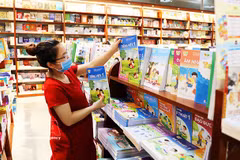Les manuels scolaires en vente dans la chaîne de librairies de la Maison d'édition de l'éducation du Vietnam. Photo: VNA
