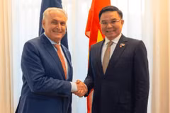 Le ministre vietnamien de l’Industrie et du Commerce, Lê Manh Hung (à droite) et le ministre australien du Commerce et du Tourisme, Don Farrell, se serrent la main, à Canberra, le 12 août. Photo : tapchicongthuong.vn