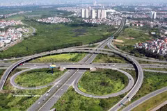 Les infrastructures de transport et de logistique interrégionales sont fondamentales pour renforcer les liens et promouvoir la gestion efficace de l'espace de développement unifié et des ressources nationales. Photo d’illustration : VNA