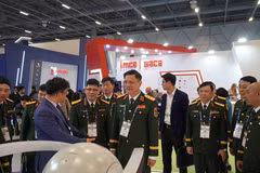 La délégation du ministère vietnamien de la Défense au Salon international de la défense et de l’aérospatiale SAHA 2026 à Istanbul. Photo: qdnd.vn