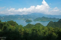 Un coin du réservoir hydroélectrique de Hoa Binh, vu à partir de la route menant à Bai Sang, commune de Tong Dau, district de Mai Chau. Photo: VNP