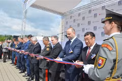 Les délégués coupent le ruban inaugural du Salon international de la défense et de la sécurité (IDEB 2026). Photo : ambassade du Vietnam en Slovaquie