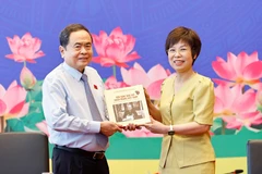 Le président de l’Assemblée nationale, Trân Thanh Mân (à gauche) reçoit des mains de la directrice générale de la VNA, Vu Viêt Trang un livre photo en vietnamien et en anglais intitulé «Les 100 ans de la presse révolutionnaire vietnamienne (1925-2025). Photo : VNA