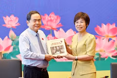 Le président de l’Assemblée nationale, Trân Thanh Mân (à gauche) reçoit des mains de la directrice générale de la VNA, Vu Viêt Trang un livre photo en vietnamien et en anglais intitulé «Les 100 ans de la presse révolutionnaire vietnamienne (1925-2025). Photo : VNA