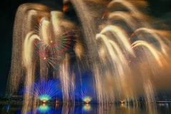 Chaque couche de feux d'artifice s'épanouit doucement, simulant des étoiles, tombant parfois doucement comme une pluie de météores, parfois tournant comme des constellations en mouvement. Photo: dantri.com.vn