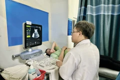 Dépistage des maladies génétiques dans le cadre de la procréation médicalement assistée à l’Hôpital de la poste à Hanoi. Photo : CTV/CVN
