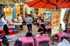 Le restaurant géré par le club « Tâm tu tai » (Esprit Calme) offre des bols de nouilles végétaliennes gratuits aux étudiants et aux travailleurs. Photo: VNA
