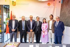 Le chargé d’affaires de l’ambassade du Vietnam au Portugal, Nguyên Manh Thang pose pour une photo souvenir avec les responsables de l’Association d’amitié Portugal-Vietnam. Photo : VNA