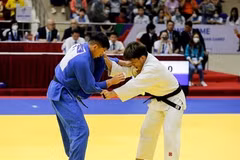 Lê Anh Tài (à droite) était l’un des champions vietnamiens aux 32es SEA Games. Il devrait défendre son titre des 90 kg aux 33es Jeux en Thaïlande. Photo : danviet.vn