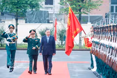 Le secrétaire général du Parti et président de la République, Tô Lâm, secrétaire de la Commission militaire centrale, inspecte la garde d'honneur lors de l'événement, à Hanoi, le 29 juin. Photo: VNA