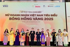 Le vice-Premier ministre Mai Van Chinh et le président de la VCCI, Pham Tân Công, remettent des prix aux 10 meilleures femmes entrepreneures. Photo : VGP
