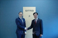 Nguyên Duy Ngoc (à droite), membre du Politburo, président de la Commission de contrôle du du Comité central du Parti lors de sa visite du Fonds finlandais pour l’innovation SITRA. Photo : VNA