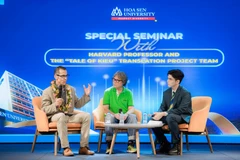 Échange entre le professeur John Stauffer (à gauche), et le poète Nguyên Dô (centre), à l’Université Hoa Sen, le 20 novembre. Photo : Université Hoa Sen