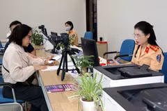Des gens viennent effectuer des procédures au Centre de services administratifs publics de Quang Ninh. Photo : VNA