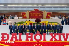 L’ambassadeur du Vietnam en France, Trinh Duc Hai (troisième à partir de la droite) avec des délégués participant au 14e Congrès national du Parti. Photo : VNA