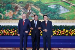 Le secrétaire général du PCV Tô Lâm, le président du PPC Samdech Techo Hun Sen et le secrétaire général du PRPL Thongloun Sisoulith posent lors de leur réunion. Photo : VNA
