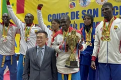 L’ambassadeur Tran Quoc Khanh a également remis des médailles aux pratiquants gagnants. Photo : VNA