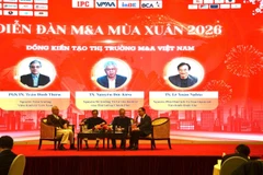Des experts participant au Forum de printemps sur les fusions-acquisitions 2026. Photos: baophapluat.vn