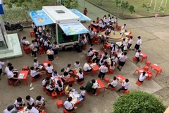 Des bibliothèques mobiles rapprochent les livres des élèves dans les écoles de l’ancienne province de Hâu Giang, Cân Tho actuelle. Photo : qdnd.vn