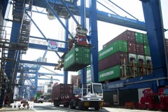 Le commerce international est depuis longtemps un moteur de croissance essentiel pour l'économie nationale. Photo: VNA