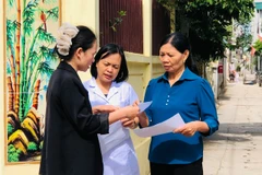 Le personnel médical du poste de santé de la commune de Tiên Thang (Hanoi) distribue des brochures pour promouvoir la prévention de la dengue au sein de la communauté. Photo : hanoimoi.vn