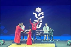 L’haltérophile Nguyên Thành Duy (au centre) sur la plus haute marche du podium, aux Jeux asiatiques de la jeunesse 2025, à Bahreïn, le 27 octobre. Photo : D.Q