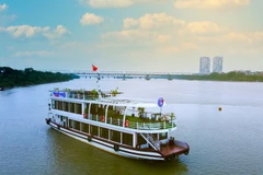 Le bateau de tourisme Thang Long Victory navigue le fleuve Rouge. Photo : hanoimoi.vn