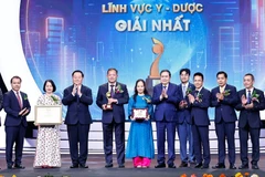 Le président de l’Assemblée nationale, Trân Thanh Mân (6e à partir de la gauche) lors de la 18e cérémonie de remise des Prix "Nhân tài dât Viêt" (Talents du Vietnam), à Hanoi, le 27 octobre. Photo : VNA