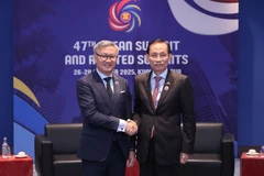 Le ministre vietnamien des Affaires étrangères, Lê Hoài Trung (à droite) et le ministre lao des Affaires étrangères Thongsavanh Phomvihane, à Kuala Lumpur, le 27 octobre. Photo : VNA