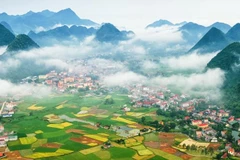 Au sommet du mont Nà Lay, les visiteurs peuvent profiter d’une vue panoramique sur la vallée de Bac Son. Photo: baogiaothong.vn