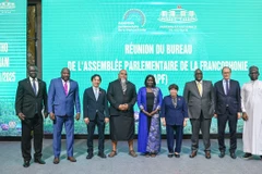 Les délégués posent pour une photo de souvenir lors de la séance de clôture de réunion du Comité exécutif de l’Assemblée parlementaire de la Francophonie (APF), à Cân Tho, le 24 janvier. Photo: quochoi.vn