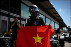 Hoàng Dat célèbre sa victoire avec le drapeau du Vietnam. Photo : SEA