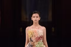 La collection de Trân Hung présentée à la Fashion Week de Londres 2026. Photo: tuoitre.vn