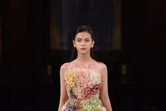 La collection de Trân Hung présentée à la Fashion Week de Londres 2026. Photo: tuoitre.vn