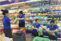 Le personnel de Co.opmart s'affairent à réapprovisionner les marchandises. Photo: Saigon Co.op