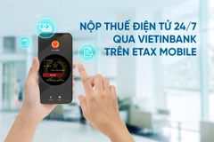 Les clients titulaires d'un compte/carte auprès de VietinBank peuvent payer leurs impôts grâce à l'application mobile eTax du Département général des impôts. Photo : VietnamPlus