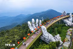 Dès son inauguration en 2018, le pont d’Or bercé par deux mains géantes est devenu un symbole touristique de la ville de Dà Nang (Centre). Photo : VNA