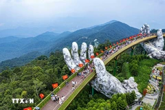 Dès son inauguration en 2018, le pont d’Or bercé par deux mains géantes est devenu un symbole touristique de la ville de Dà Nang (Centre). Photo : VNA