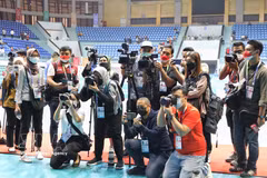 Des journalistes étrangers et vietnamiens couvrent un événement sportif au Gymnasium de la province de de Bac Giang. Photo: VNA