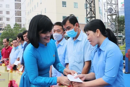 Remise de cadeaux du Têt aux membres du syndicat et aux travailleurs en difficulté pendant le Nouvel An lunaire. Photo : VNA