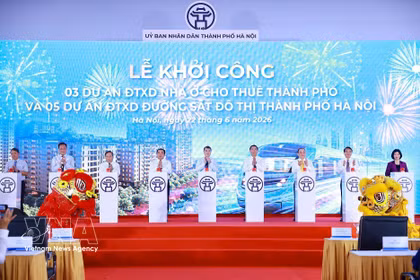 Le Premier ministre Le Minh Hung et plusieurs hauts dirigeants de l’État procèdent au lancement officiel de ces projets. Photo: VNA