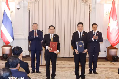 Le secrétaire général du Parti communiste du Vietnam et président vietnamien, Tô Lâm (premier, gauche), et le Premier ministre thaïlandais, Anutin Charnvirakul (premier, droite), assistent à l’échange de plusieurs documents de coopération. Photo: VNA