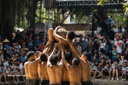 Bac Ninh : La fête du "Vat cau nuoc", un trésor culturel unique du Kinh Bac