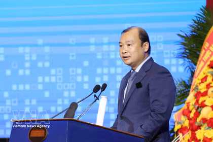 Le professeur associé et docteur Le Hai Binh, directeur adjoint permanent de l’Académie nationale de politique Hô Chi Minh, s'exprime à la session. Photo: VNA