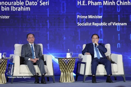 Le Premier ministre Pham Minh Chinh prend la parole lors d'un colloque intitulé «Réseau intelligent : construire des ponts grâce à la collaboration souveraine en matière d'IA». Photo : VNA 