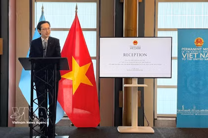 L'ambassadeur Do Hung Viet préside la réception de bienvenue à la Conférence. Photo : VNA