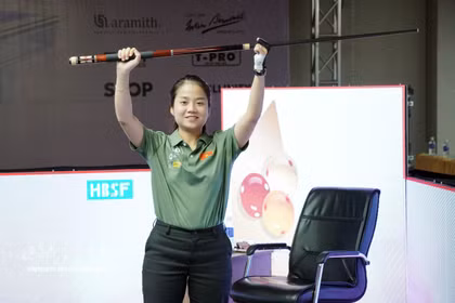 Nguyen Duc Yen Sinh remporte le titre de champion dans la catégorie carambole 3 bandes féminine lors des 14es Championnats d'Asie de billard carambole. Photo: VNA