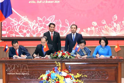 Tran Duc Thang (droite, 2e rang), secrétaire du Comité municipal du PCV de Hanoï, et Athsaphangthong Siphandone, secrétaire du Comité municipal du PPRL et président du Conseil populaire de la capitale lao, assistent à la cérémonie de signature de documents de coopération. Photo: VNA