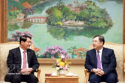 Le vice-Premier ministre Pham Gia Tuc (droite) et Athsaphangthong Siphandone, secrétaire du Comité municipal du PPRL et président du Conseil populaire de Vientiane. Photo: VNA